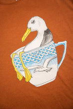 Last inn bildet i Galleri-visningsprogrammet, Seagull in a Cup T-shirt (Mocha Bisque)
